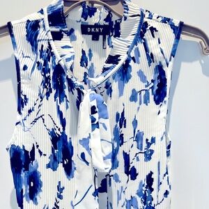 💙 Elegant & sexy unique pleated sleeveless top with a ruffled neck and tie NWOT